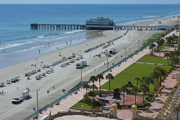 Daytona beach with pier